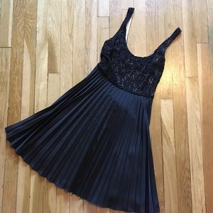 Bebe pleated lace dress XS
